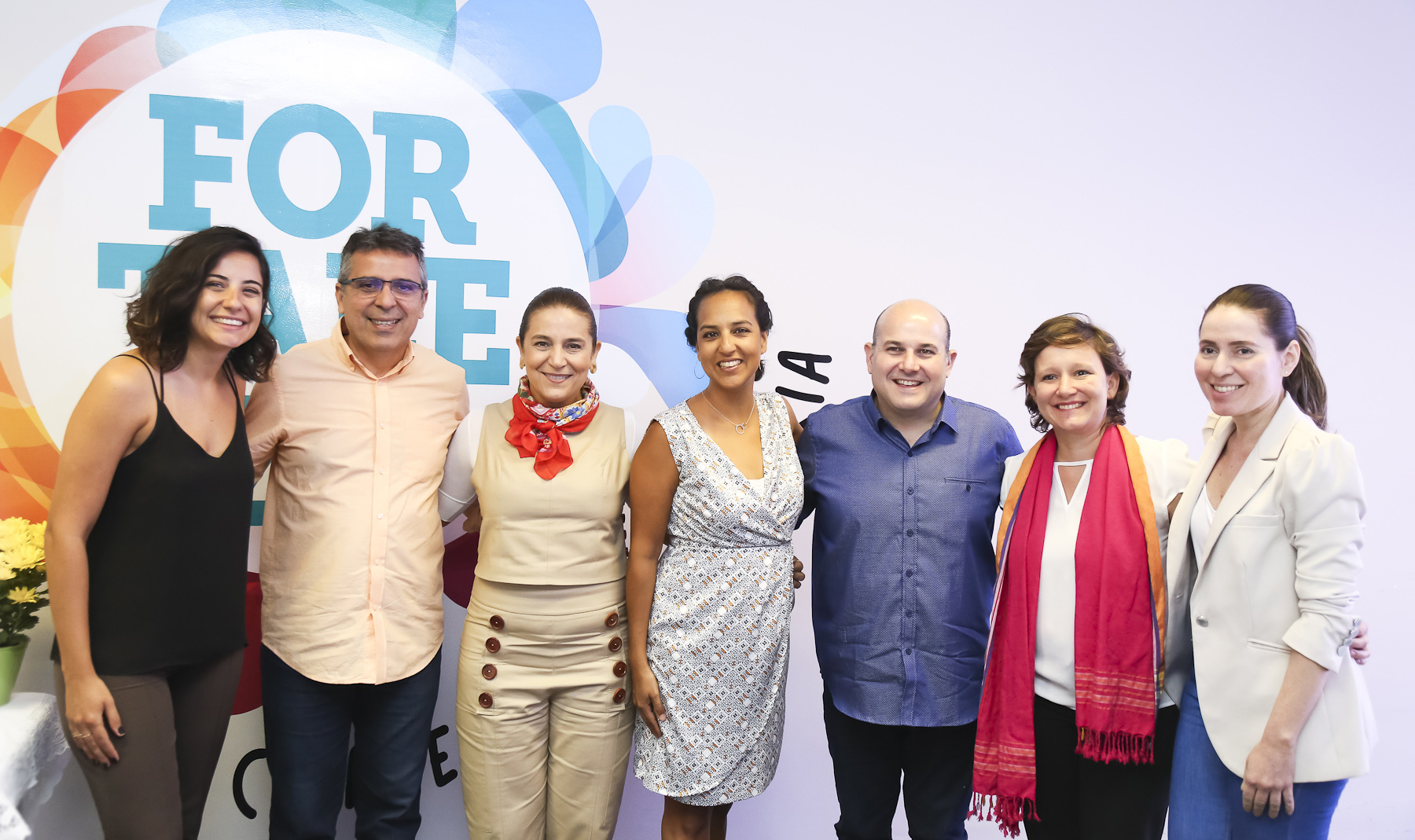 várias pessoas em pé posando para a foto